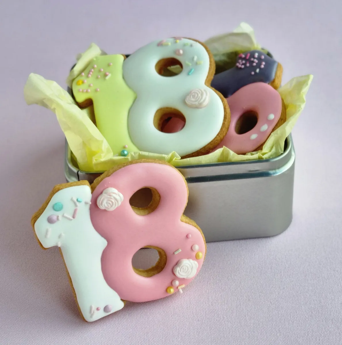 Geglazuurde koekjes in de vorm van het getal 18